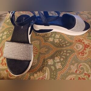 Juicy Couture size 8 black silver beaded sandals low heels shoes